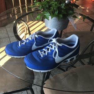 Men’s blue nike tennis shoes